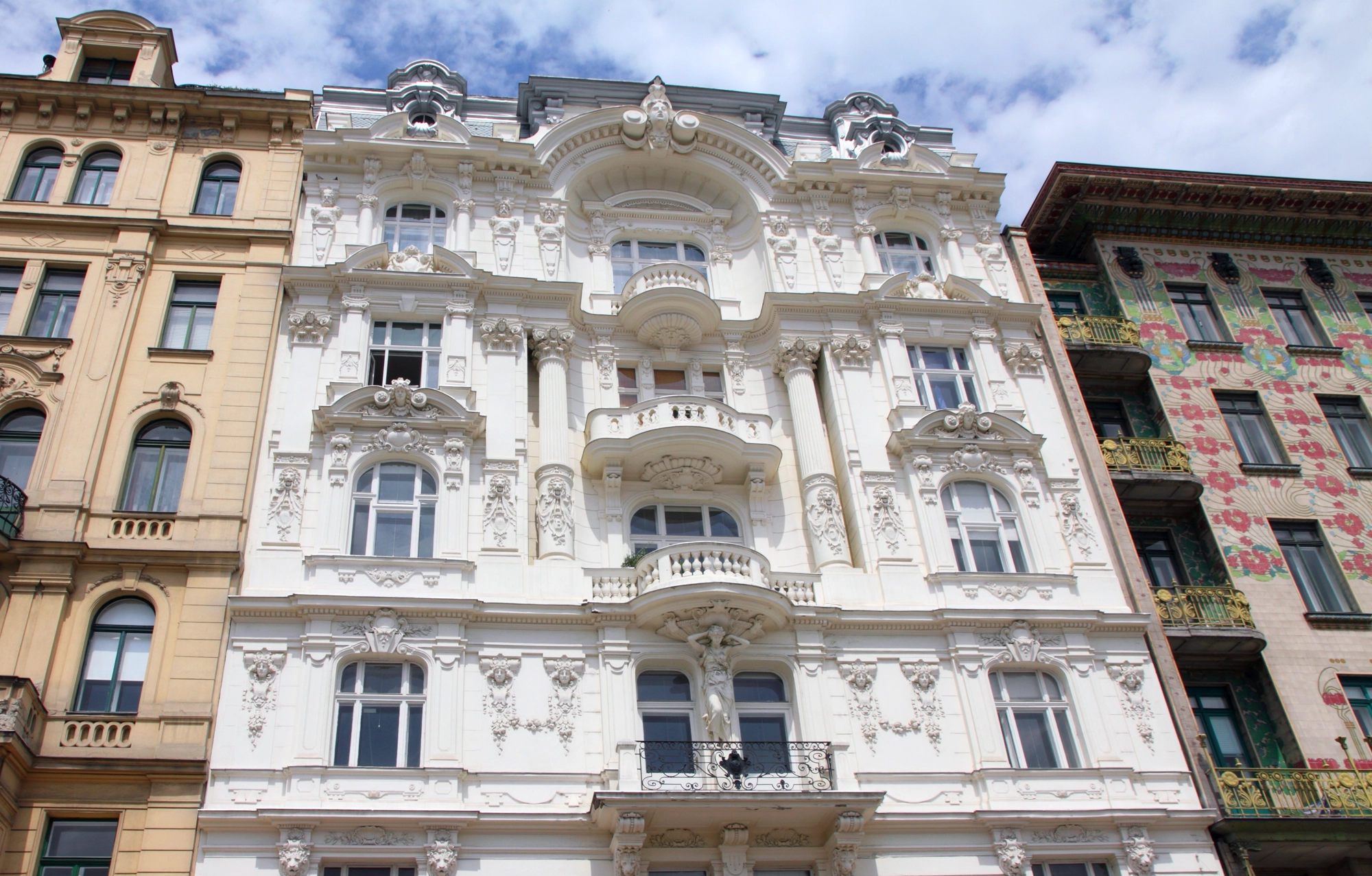 Altes, schönes Haus mit reich verzierter Fassade auf der rechten Wienzeile, Wien