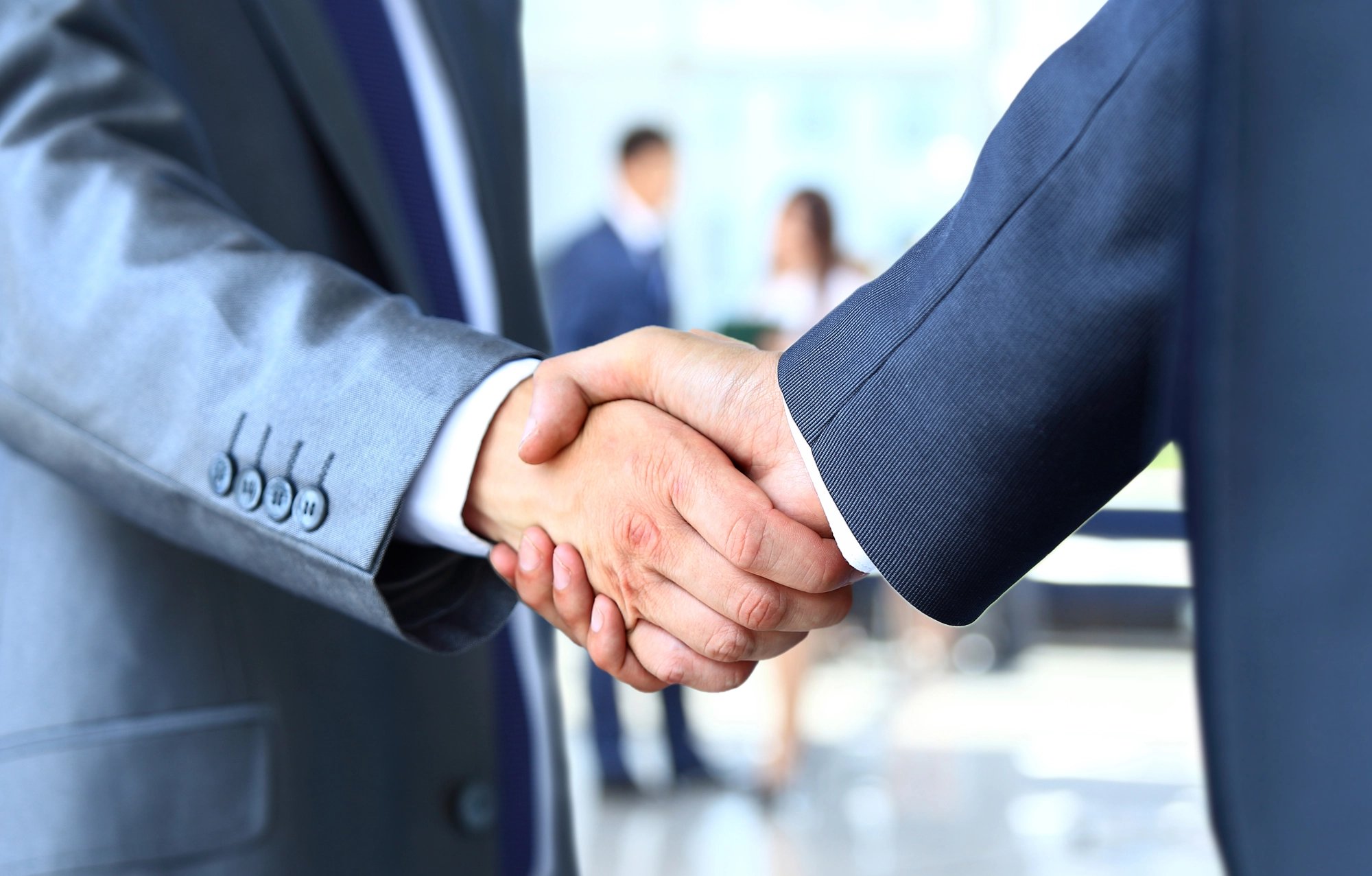 Zwei Geschäftsleute beim Händeschütteln
