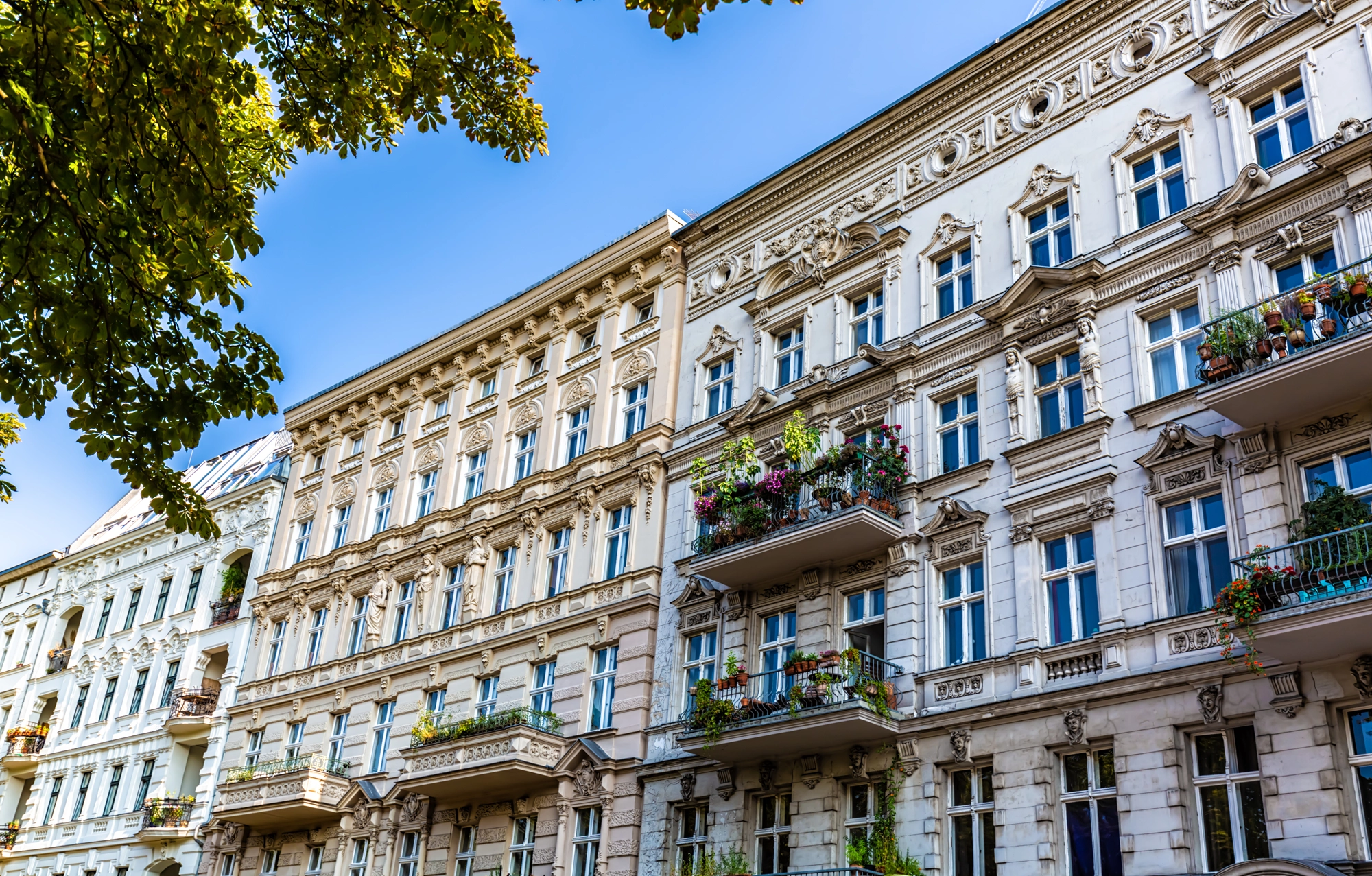 Schöne, reicht verzierte Hausfassade in Berlin